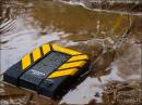 Adata Dashdrive: USB-3.0-Festplatte im absoluten Härtetest mit Eis, Froschattacke, Wasser und Matsch im Video