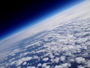 Jetzt fragen Sie sich evtl. wie man erkennt, dass man sich in der Stratosphäre befindet. Die Antwort ist ganz einfach: Vor allem an den iPhone-Bildern in unserer Galerie erkennt man, dass der Himmel nicht mehr blau sondern schwarz ist - und das mitten am Tag!