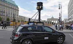 Ein Google-Fahrzeug mit Spezialkamera vor dem Brandenburger Tor. (Bild: Spiegel Online)