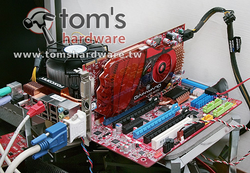 Das Testsystem mit dem Intel Nehalem (Bild: THW Taiwan)