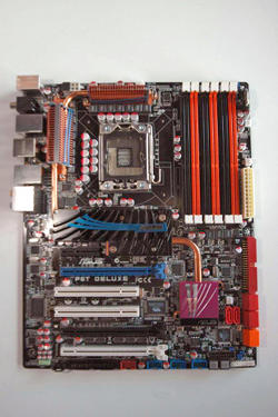 Asus P6T Deluxe: Asus zeigte uns die erste Platine mit X58-Chipsatz. (Bild: PCGH)