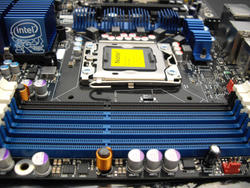 Auf einem X58-Board ließ sich der Nehalem auf mehr als 4 GHz übertakten. (Bild: PCGH)