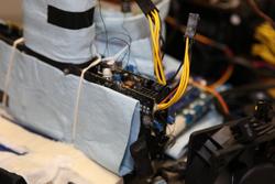 Die Geforce-GTX-295-Grafikkarten wurden aufwändig modifiziert und isoliert. (37)