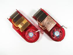 Links: Der Kühler der HD 4870. Rechts: Der Kühler der HD 4890.