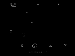Ein Dreieck, ein paar unregelmäßige Strukturen, keine Füllung und ein Farbspektrum, dass aus Schwarz und Weiß besteht: Asteroids war Ende der 70er ein Renner. Heute wird es zur Vorlage für einen kompletten Film.