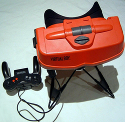 Der Virtual Boy ist zweifellos eine der hässlichsten Spielekonsolen überhaupt. Für eine VR-Brille ist das Gerät viel zu schwer und braucht eine Stütze, weshalb sie unterwegs kaum zu gebrauchen ist.