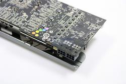 MSI Geforce GTX 275 Lightning: Die Stromversorgung ist über zwei 6-Pol-Anschlüsse gewährleistet.