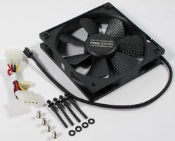 Zum Lieferumfang gehören Vibrationsdämpfer, Schrauben sowie ein Adapter-Kabel.