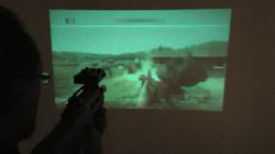 Microvision's PicoP Display Engine in Aktion: Ein Gewehr mit eingebautem Projektor als Controller.