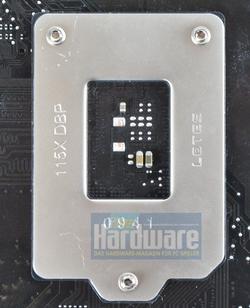 Zum Vergleich - MSI Big Bang Trinergy: Sockel-Backplate von LOTES