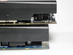 Vapor X 1.0 gegen 1.1: Das PCB der alten Karte (oben) ist einen Zentimeter länger als das der neuen (unten).