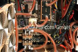High-End-PC MIFcom SwordM-975XE V2 mit zwei Wasserkühlungs-Kreisläufen und Quad-Crossfire (5)