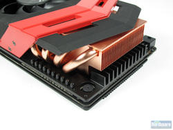 Asus Ares #2: Um die Mega-Hardware zu kühlen setzt der Hersteller auf kiloweise Kupfer und Metallplatten nebst Axialbelüftung.