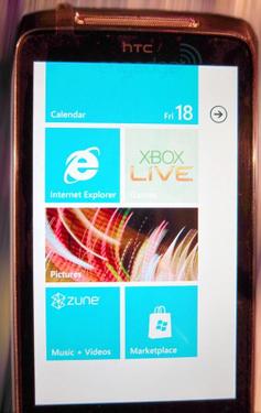 Erste Bilder eines HTC-Geräts mit Windows Phone 7, allerdings noch kein Sense UI in Sicht.