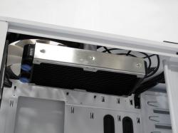 Als Bonus für Nutzer mit einem wassergekühlten System legt NZXT dem Phantom zusätzliche Halterungen bei, mit denen Sie einen Radiator unter den Lüftern im Deckel anbringen können.