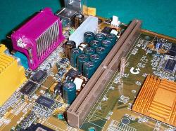 Der Slot A ist AMDs erste eigene Plattform. Zuvor griff man auf Intel-Entwicklungen zurück, zuletzt auf den lange veralteten Sockel 7.