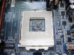Genau wie Intel kehrt AMD nach der Integration des L2-Caches wieder zur Sockel-Bauweise zurück und bringt mit dem Sockel A ein elektrisch zum Slot A kompatibles Format auf den Markt.