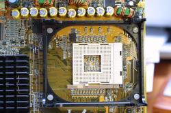 Der Sockel 478 fiel deutlich kleiner aus, als der Sockel 423. Das stabile Retention Modul wurde unter anderem von Thermalright auf den Sockel 775 und AMD-Plattformen übertragen.