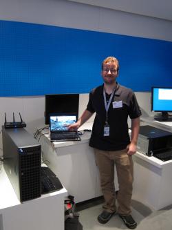 Daniel Pohl (Intel) zeigt auf der Cebit 2011 Cloud-basiertes Raytracing mithilfe einer Workstation und vier Knights-Ferry-Karten.