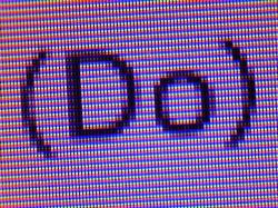 Detailaufnahme des Displays im 2D-Modus. Klar zu erkennen: Je zwei Pixelspalten werden gleich angesteuert und so die Form der Schrift verpixelt, obwohl das Display eigentlich die doppelte horizontale Auflösung bietet. Dank für das Bild geht an PCGH-Extreme-Mitglied Vladez.