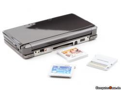 Rückseite der Nintendo 3DS. Neben dem Slot für Spielemodule befinden sich links der Anschluss für das Ladegerät und die Kontakte für Ladestation, rechts der Aufbewahrungsort für den Stylus. Ganz außen liegen die Schultertasten.