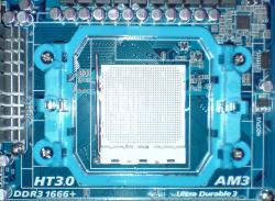 Der Sockel AM3 unterscheidet sich vom AM2 nur in einzelnen Pins. Die eigentliche Neuerung - DDR3 - befindet sich gar nicht auf dem Mainboard, sondern in der CPU (Speichercontroller) und auf den RAM-Modulen. Das Retentionmodul der AM-Sockel kombiniert zwei Halteösen mit der mittleren Haltenase der Lösung von Sockel 754/939/940, so dass auch ältere Kühler halt finden. Ähnlich wie seinerzeit beim Sockel 478 ignorieren viele Kühlerhersteller die stabilen Ösen und zwingen stattdessen zur Entfernung des ganzen Moduls.