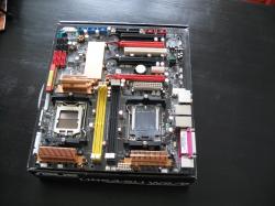 Der 'Sockel F' der 'Quad FX'-Systeme stellt im Server-/Workstationsegment den DDR2-tauglichen Sockel-940-Nachfolger dar und verwendet, wie Sockel 771 und 775, die LGA-Bauweise. Den Rückstand der K8-CPUs in Effizienz und Leistung konnte die als 'Quadfather' (angelehnt an 'godfather, englisch für 'Pate') entwickelte Plattform aber nicht kompensieren. Im Gegensatz zu Intels 'Skulltrail' durfte das Asus L1N64-SLI WS immerhin SLI mit viermal acht Lanes anbieten, ohne NF100-PCI-Express-Switches verbauen zu müssen.