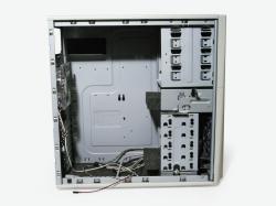 1996 Standardgehäuse: Stahlgehäuse mit beiger Außenfarbe und grauem Innenraum waren anno 1996 Standard. Festplatten waren nicht entkoppelt und blockierten oft die Hauptplatine. Zur Ausstattung gehörte meist nur ein Lüfter an der Rückseite.