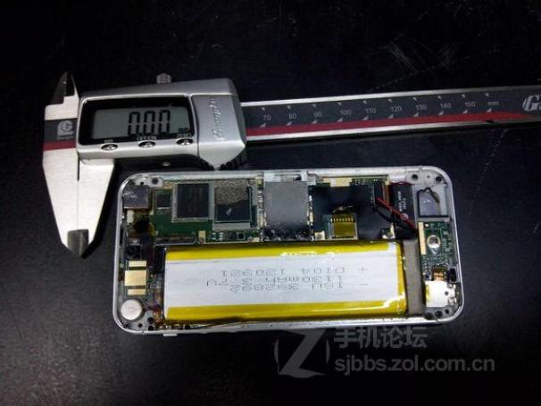 iPhone 5S mit neuem Vibrations-Motor? Das runde Bauteil befindet sich unten links in der Ecke des Chassis und unterscheidet sich offensichtlich vom iPhone-5-Motor an der gleichen Position. 