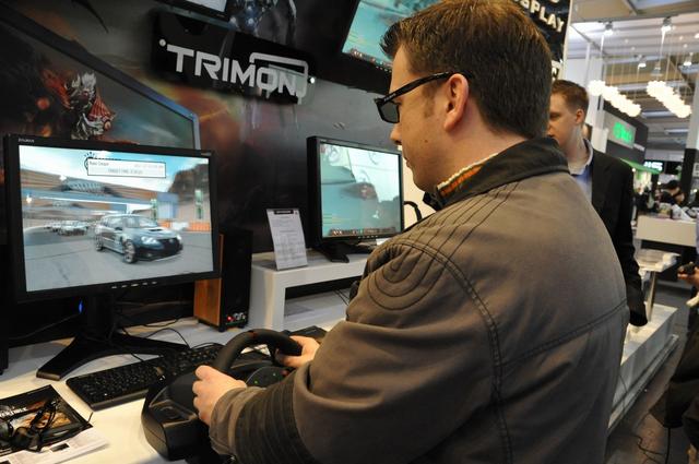 Carsten Spille testet den 3D-Monitor auf der Cebit 2008.