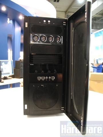 Das Erstlingswerk von Scythe wurde vom Casemod-Künstler "Benny" gestaltet. (Bild: PCGH)