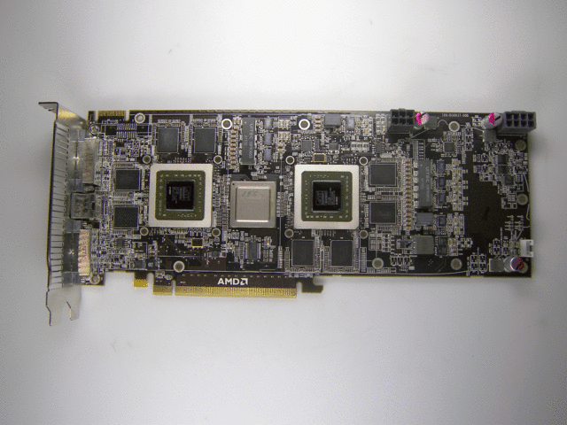 AMD Radeon HD 4870 X2: die Karte mit und ohne Kühler (Bild: PCGH)