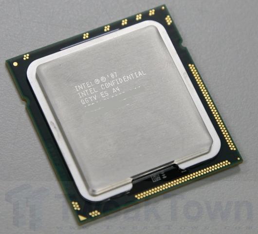 'Ich bin acht CPUs' - glauben Sie Intel, verstecken sich hier acht logische CPU-Kerne. Jeder physikalische Prozessor ist also schizophren und hat zusätzlich eine virtuelle Persönlichkeit.