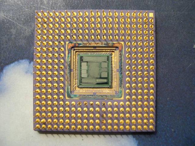 Ein Simulator-ASIC von General Electric. 12,5 MHz und 250.000 Transistoren sind die Eckdaten des Chips aus der beeindruckenden Sammlung von Timber van Duijvenbodes. (3)