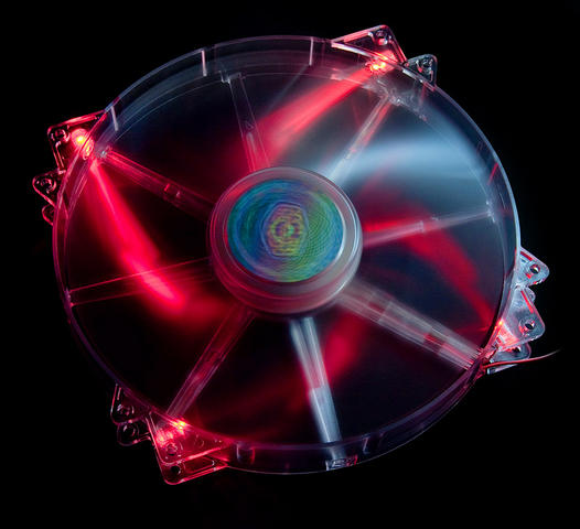 200-Millimeter-Lüfter Megaflow von Cooler Master mit roten LEDs.