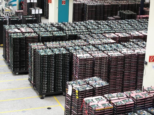 Fujitsu Mainboard-Produktion: Fertig produzierte Mainboards