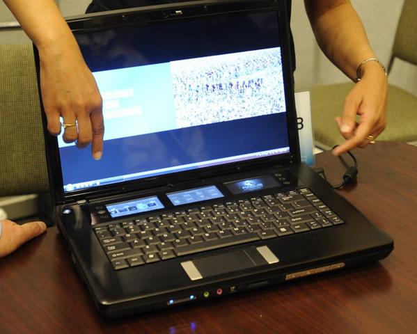 Konzept-Notebook mit drei Mini-Displays (1)