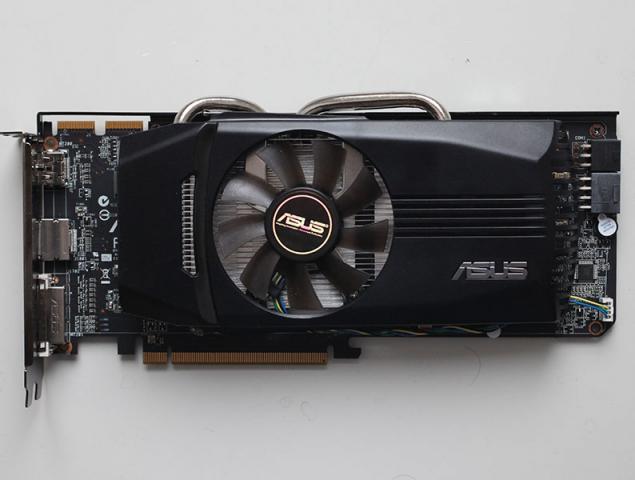 Die unterschiedlichen Hersteller-Designs der Radeon HD 5830. Mehr zur Referenzkarte finden Sie im Test der HD 5830 bei PCGH. Im Bild: ASUS EAH 5830 DirectCU mit Dual-Slot-Kphler