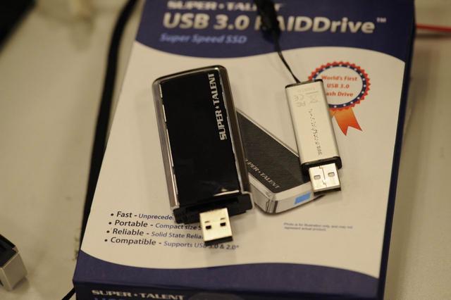 Links der USB-3.0-Stick von Supertalent - rechts ein handelsüblicher USB-2.0-Stick