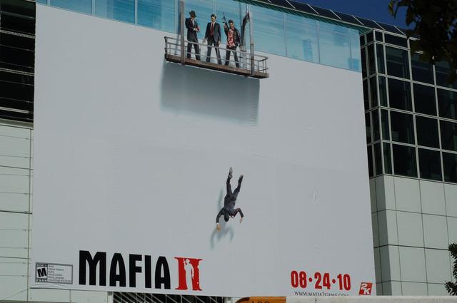 Die E3 2010 am Tag vor dem offiziellen Beginn: Überall Werbeplakate für die Highlights der E3. (8)