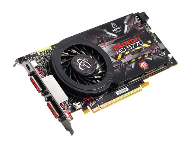 XFX HD-577X-ZMF3 mit den üblichen drei Ausgängen: Zwei DVI- und einem Mini-Displayport.