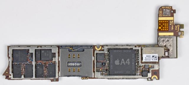 Auf dem HDI-Board des iPhone 4 befinden sich viele Bauteile auf engstem Raum.