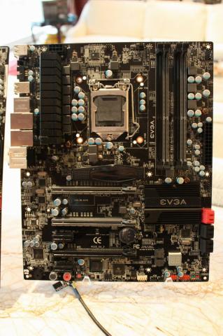 Update: Neue Fotos des EVGA P67 SLI (13)