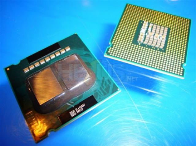 Der Core 2 Extreme QX6700 ist der erste Quadcore für Endkunden und besteht eigentlich aus zwei Dualcore-Conroe-DIEs. Ein vergleichbares Substrat hat Intel bereits für die 'Presler' Pentium D entwickelt. Ermöglicht wird diese ausreichend schnelle und kostengünstige Lösung durch den 'veralteten' Front Side Bus. Dieser kann seit dem Pentium Pro dazu genutzt werden, ohne weiteren Aufwand bis zu vier CPUs an einen Chipsatz anzubinden.