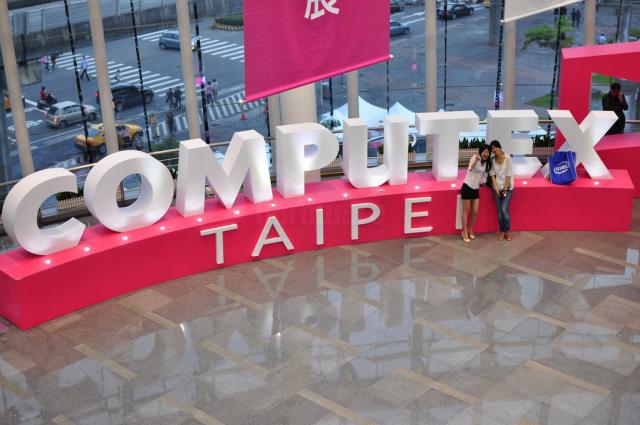 Computex 2011: Mein Winken, ob sie doch bitte mal kurz aus dem Bild gehen könnten, haben die beiden Damen wohl missverstanden.