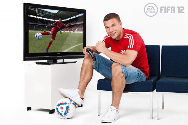 FIFA 12: Lukas Podolski mit Mats Hummels auf dem Titelcover - Packshot online (26)