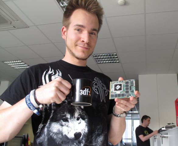 AMDs Topmodell für den Notebook-Sektor: Auf der MXM-Platine steckt eine Radeon HD 6990M. Da muss sogar die Geforce GTX 580M knapp kapitulieren. Test im Heft 11/2011.