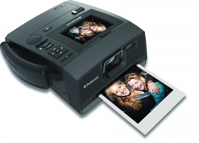 Die digitale Sofortbild-Kamera Polaroid Z 340 wird von Plawa auf der IFA 2011 präsentiert (1)