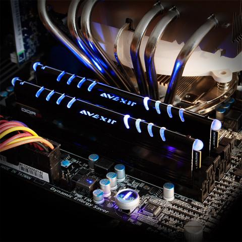 Die neuen Core-Speichermodule nutzen blaue LEDs als Leistungsmonitor. (1)
