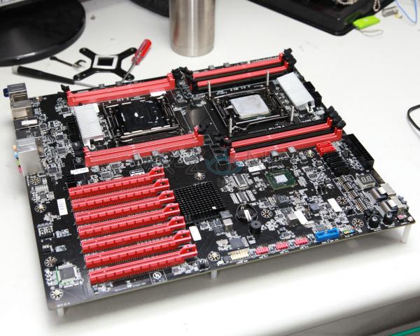 EVGA SR-X - Dual-Sockel-2011-Motherboard in Aktion. (7)